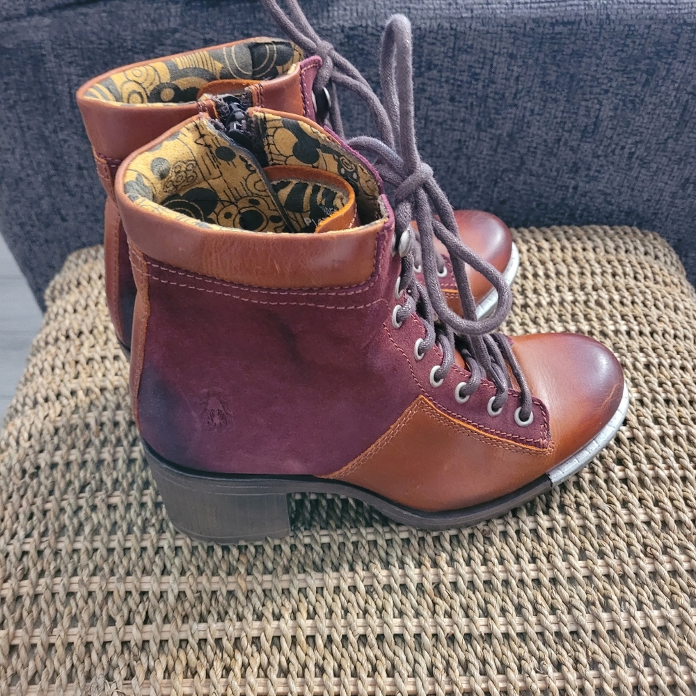 Boots - Picture 3 of 9